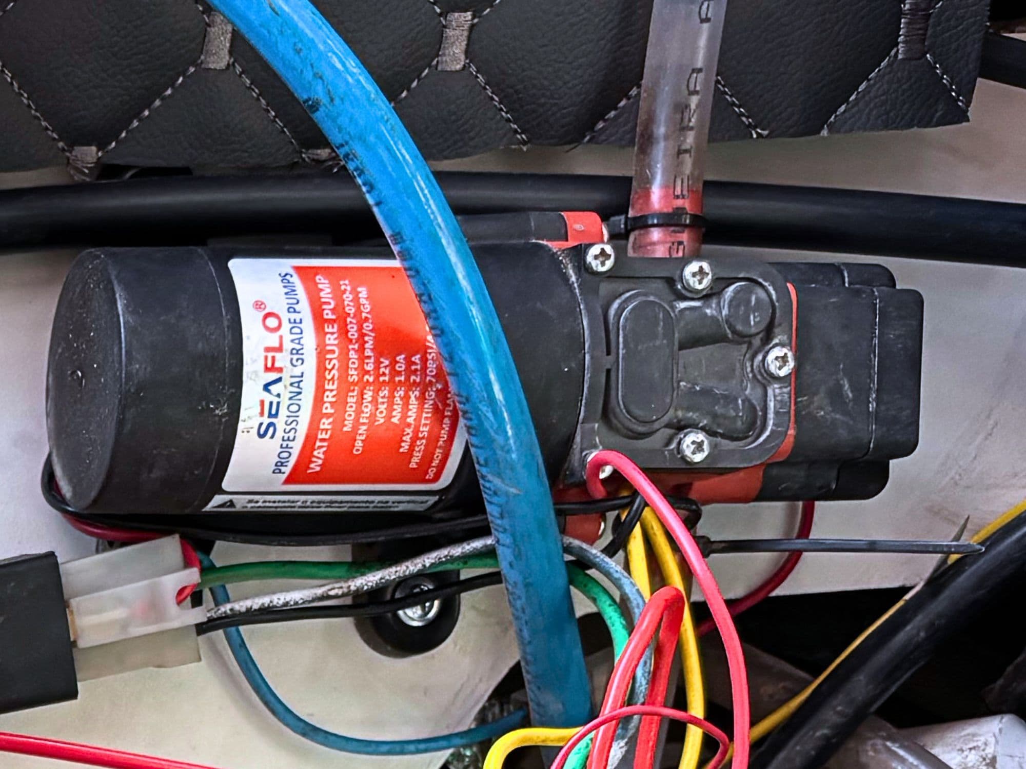 Bomba pressurizadora Seaflo 0,7 GPM 12V — água mineral/potável